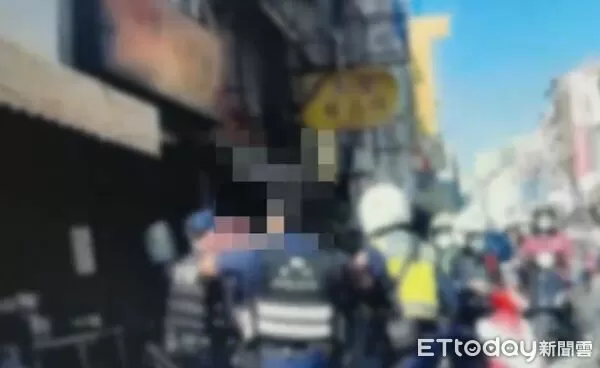 ▲台南市中西區民權路2段發生腳踏車與重機擦撞，警方到場處理事故。（記者林東良翻攝，下同）