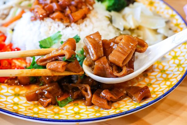 ▲▼新北三重美食「光興腿庫」搬家新地址，好吃便當店開幕營業。（圖／部落客陳小可提供）