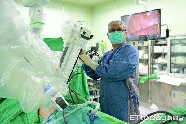 ▲以為胃食道逆流！男子喝水卡卡赫見「癌症3期」 食道慘切除。（圖／亞大附醫提供）