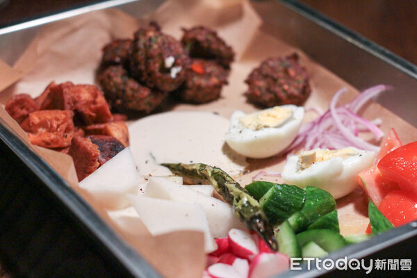 ▲以色列名廚餐廳「Miznon」登台。（圖／記者黃士原攝）