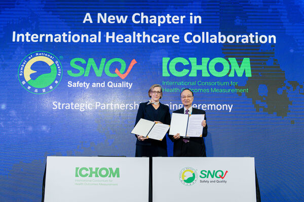 ▲▼SNQ總召集人陳維昭（右）與ICHOM執行長布萊特（左）簽署合作協議，力促台灣原創的品質認證機制接軌國際。（圖／生策會提供）