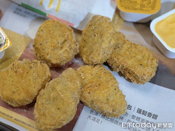 ▲▼麥當勞咖哩辣味麥克雞塊、煙燻起司風味醬。（圖／記者蕭筠攝）