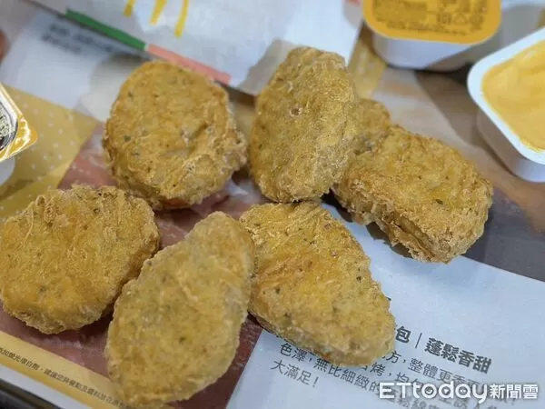 ▲▼麥當勞咖哩辣味麥克雞塊、煙燻起司風味醬。（圖／記者蕭筠攝）