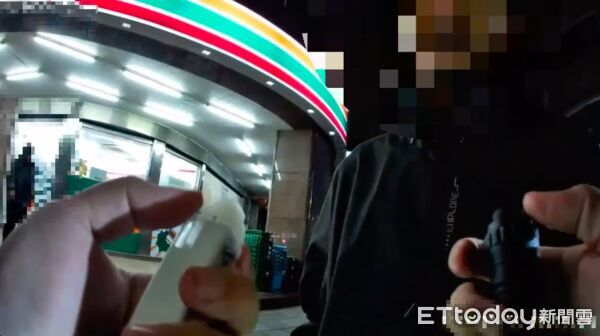 ▲▼三重警方取締違規停車，在陳男身上查獲依托咪酯煙彈，淡水警方取締闖紅燈查獲強盜通緝犯郭建輝，並檢測他有吸毒             。（圖／記者陳以昇翻攝）