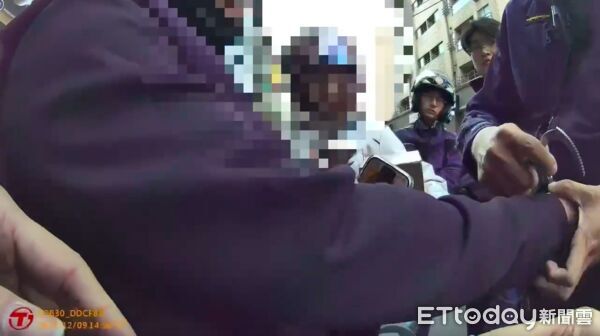 ▲▼三重警方取締違規停車，在陳男身上查獲依托咪酯煙彈，淡水警方取締闖紅燈查獲強盜通緝犯郭建輝，並檢測他有吸毒             。（圖／記者陳以昇翻攝）