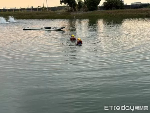 ▲台南六甲區漁池傳出落水意外，消防人員下水搜尋溺者。（民眾提供，下同）