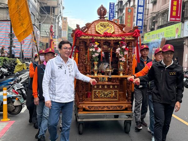 ▲保儀大夫聖誕千秋 劉和然參拜祈市政順利。（圖／新北市民政局提供）