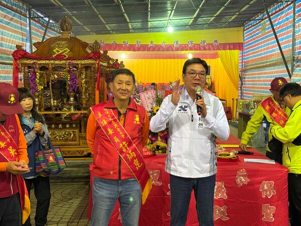 ▲保儀大夫聖誕千秋 劉和然參拜祈市政順利。（圖／新北市民政局提供）