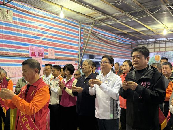 ▲保儀大夫聖誕千秋 劉和然參拜祈市政順利。（圖／新北市民政局提供）