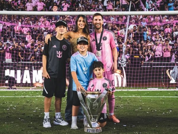 梅西辣妻肚兜裝露美背　閃耀百萬AP迷你金錶