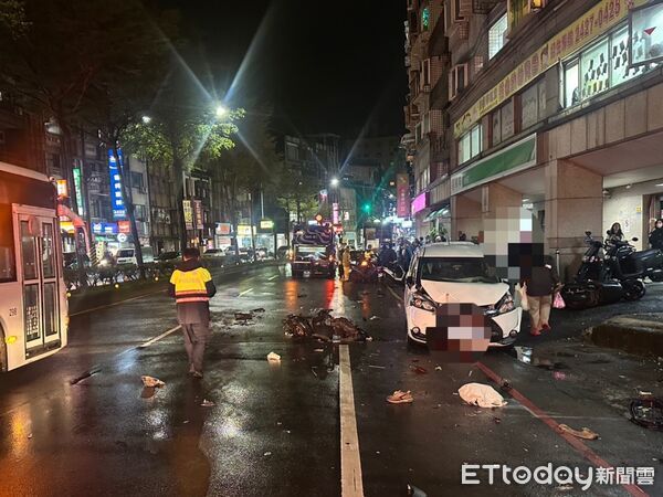 ▲▼賓士男吸喪屍煙彈「3秒爆撞」7汽機車3傷。（圖／記者郭世賢翻攝）