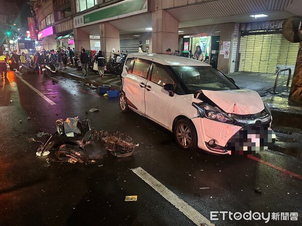 ▲▼宾士男吸丧尸烟弹“3秒爆撞”7汽机车3伤。(图/记者郭世贤翻摄)