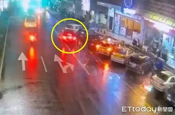 ▲▼賓士男吸喪屍煙彈「3秒爆撞」7汽機車3傷。（圖／記者郭世賢翻攝）