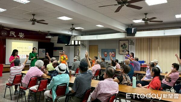 ▲台南市家庭教育中心舉辦「我們是一家人」活動，與社區民眾相向互動多元文化。（圖／記者林東良翻攝，下同）