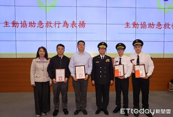 ▲▼董座變英雄，格萊天樣大飯店兄弟陳士元及其弟弟陳新豐接力CPR救人。（圖／台北市消防局）