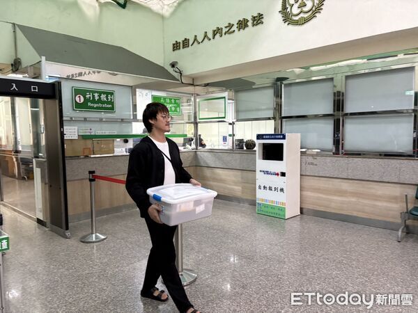 ▲▼張姓偵查佐被拘提，新北檢複訊後諭令15萬元交保。（圖／記者陳以昇翻攝）