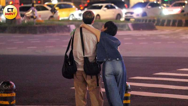 神秘室友2／林廷憶親密互動經紀人　大街上摟腰靠肩樣樣來