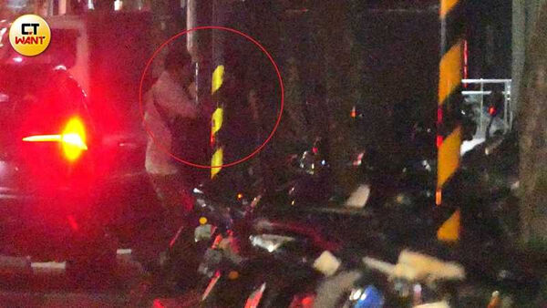 神秘室友2／林廷憶親密互動經紀人　大街上摟腰靠肩樣樣來