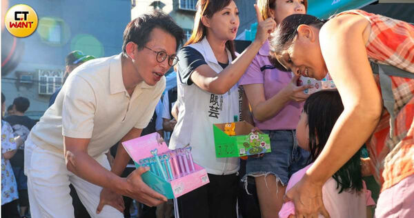 民眾黨主席黃國昌（左）也嚷嚷要選新北市長並主張「藍白合」，地方吐槽這恐怕是意在新北市長侯友宜2026年交棒後成立的新市府，想蹭個副市長位置。（圖／黃耀徵攝）