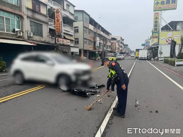 ▲內埔警分局員警清除事故後路面。（圖／記者陳崑福翻攝）