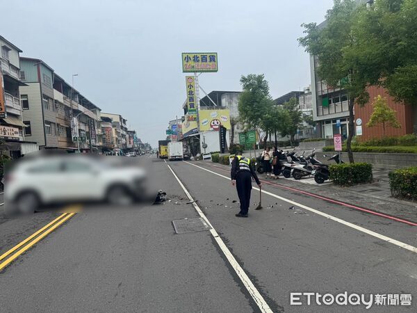 ▲內埔警分局員警清除事故後路面。（圖／記者陳崑福翻攝）