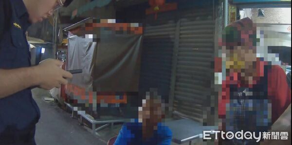 ▲東港警方載陳姓阿北返家。（圖／記者陳崑福翻攝）