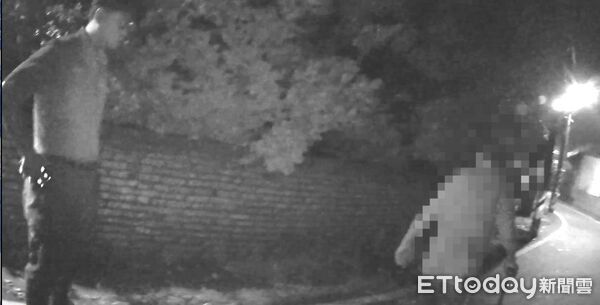 ▲東港警方載陳姓阿北返家。（圖／記者陳崑福翻攝）