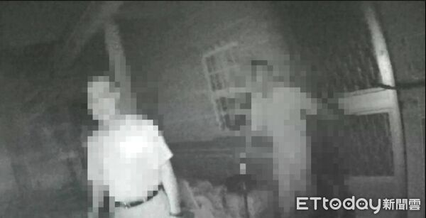 ▲東港警方載陳姓阿北返家。（圖／記者陳崑福翻攝）