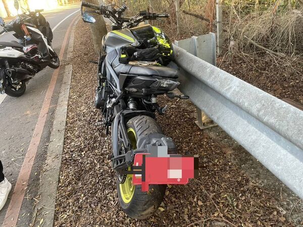 ▲139縣道自撞路樹噴飛重傷，50萬元重機撞成爛鐵。（圖／民眾提供）