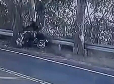 ▲139縣道自撞路樹噴飛重傷，50萬元重機撞成爛鐵。（圖／民眾提供）