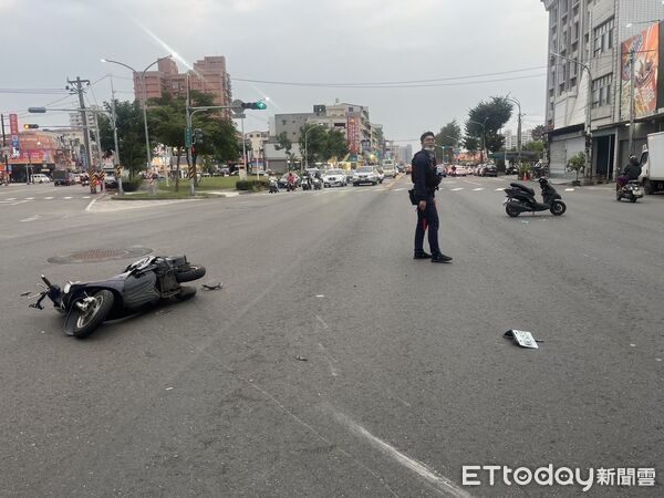 ▲▼ 高雄11歲童偷騎爸機車！「無照闖紅燈」害騎士噴飛　離譜畫面曝。（圖／記者賴文萱翻攝）