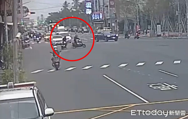 ▲▼ 高雄11歲童偷騎爸機車！「無照闖紅燈」害騎士噴飛　離譜畫面曝。（圖／記者賴文萱翻攝）