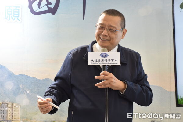 ▲林欣榮院長指出他現在穿的西裝整套都是大愛感恩科技的產品，很感恩能繼續有大愛感恩科技合作「醫材再生研發」計畫。（圖／慈濟醫學中心提供，下同）