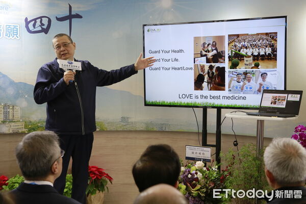 ▲林欣榮院長指出他現在穿的西裝整套都是大愛感恩科技的產品，很感恩能繼續有大愛感恩科技合作「醫材再生研發」計畫。（圖／慈濟醫學中心提供，下同）