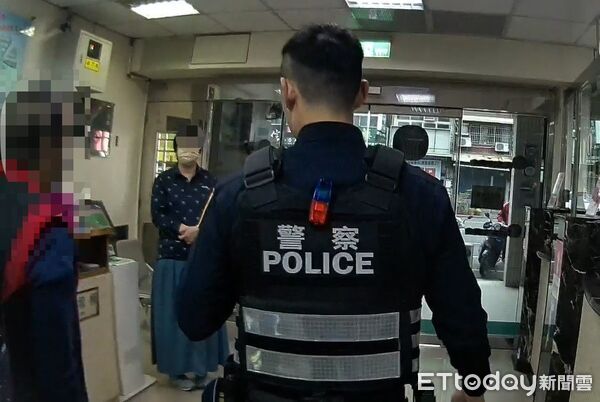 ▲屏東警分局員警阻止陳男被騙。（圖／記者陳崑福翻攝）