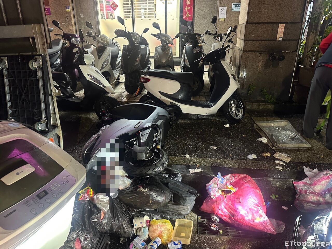 爸爸倒垃圾被撞死 捨身救警衛下身歪斜!女兒慟:一直喊救我