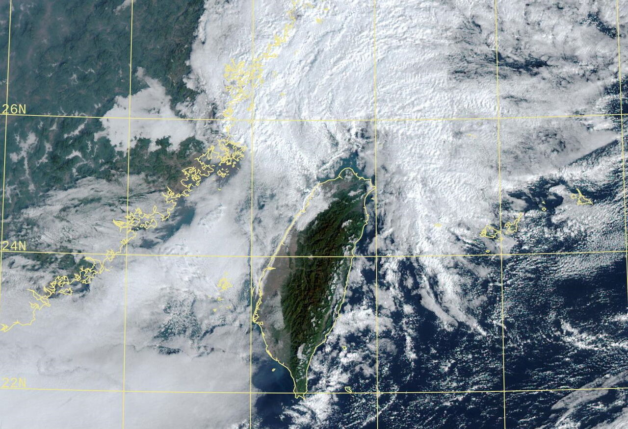 台灣被雲包圍! 今早最新衛星照曝