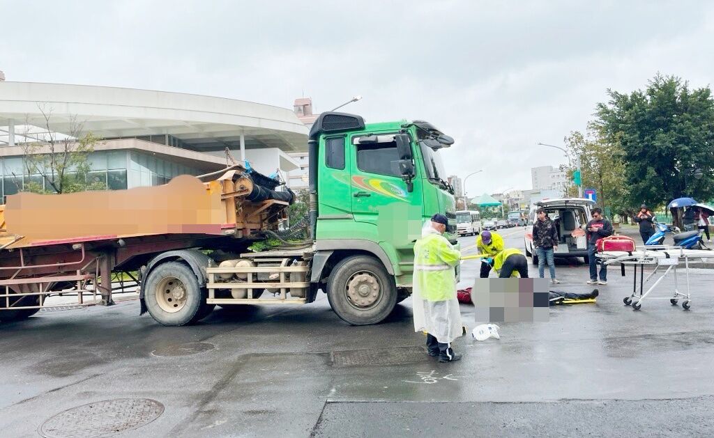 桃園義交慘遭輾斃!砂石車駕駛倒車沒注意釀禍 悲劇瞬間曝