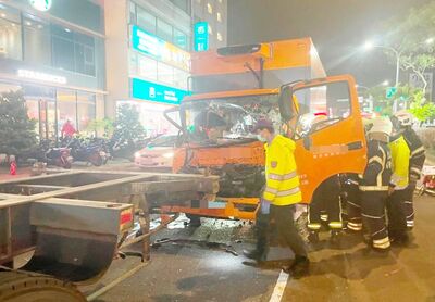 車頭撞扁！桃園大貨車追撞聯結車　肇事駕駛一度受困