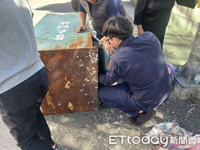 20萬現金誤丟舊衣回收箱！南投警逐件翻找尋回　糊塗男超感動