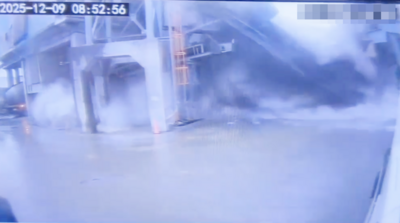 桃園觀音水泥預拌廠桶槽突崩塌！恐怖畫面曝　員工急逃命