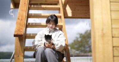 陸「社恐女孩」收養126隻流浪貓 穿梭婚宴討剩菜備小紅包避閒語