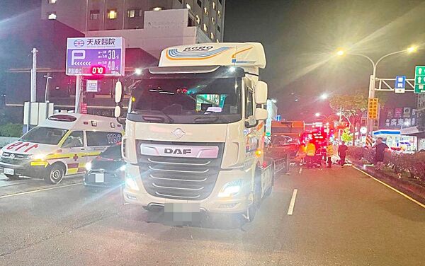 ▲桃園市楊梅區中山北路上，前晚一輛大貨車疑似未注意車前狀況，失控追撞前方聯結車，造成大貨嚴重受損，警消到場處理。（圖／楊梅警方提供）