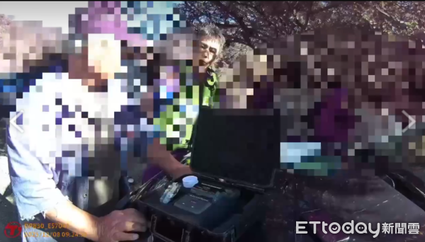 ▲枋寮警方對蔡男進行酒測。（圖／記者陳崑福翻攝）