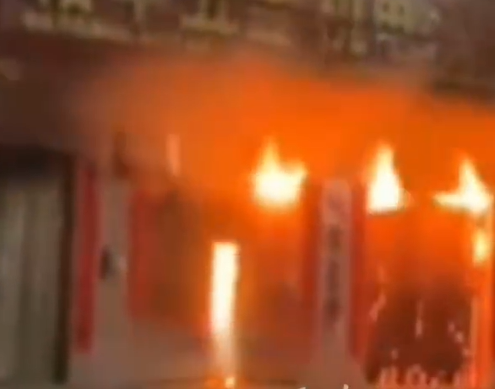 ▲五金行突發火災。（圖／翻攝自微博）