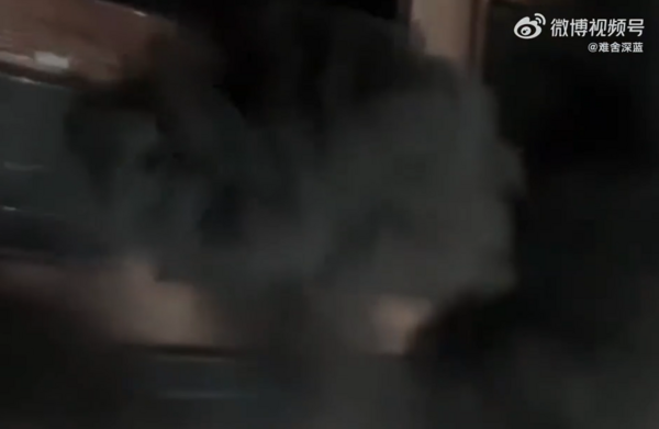 ▲樓頂出現蘑菇雲。（圖／翻攝自微博）