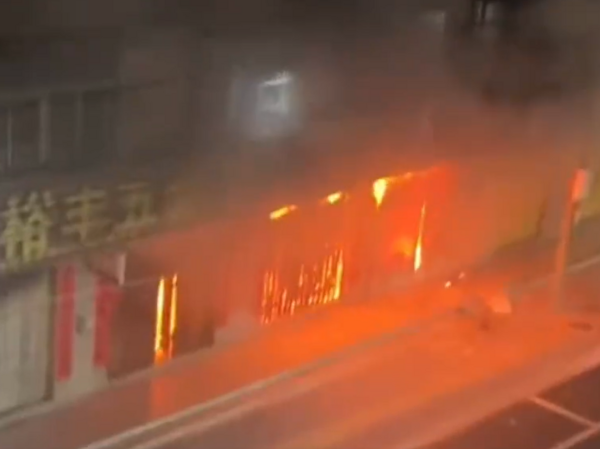 ▲▼廣東一五金行突發火災。（圖／翻攝自微博）