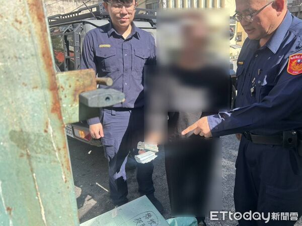 ▲民眾把20萬誤丟回收箱，北山所警員汗水淋漓翻箱奮救、成功尋回失金，讓失主喜極而泣。（圖／記者高堂堯翻攝）