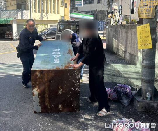 ▲民眾把20萬誤丟回收箱，北山所警員汗水淋漓翻箱奮救、成功尋回失金，讓失主喜極而泣。（圖／記者高堂堯翻攝）