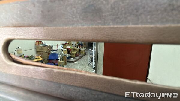 ▲鳳山一名檳榔攤老闆娘被砍死，現場血跡斑斑             。（圖／記者吳世龍攝）